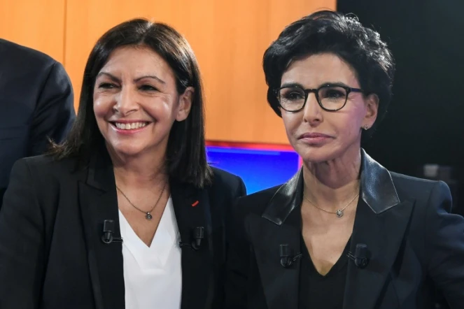Anne Hidalgo (g) et Rachida Dati (d), candidates à la mairie de Paris, avant le débat télévisé le 4 mars 2020 dans les studios de télévision de LCI à Boulogne-Billancourt