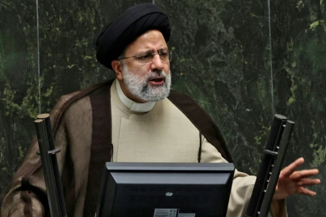Le président iranien Ebrahim Raisi s'adresse au parlement à Téhéran, le 16 novembre 2021
