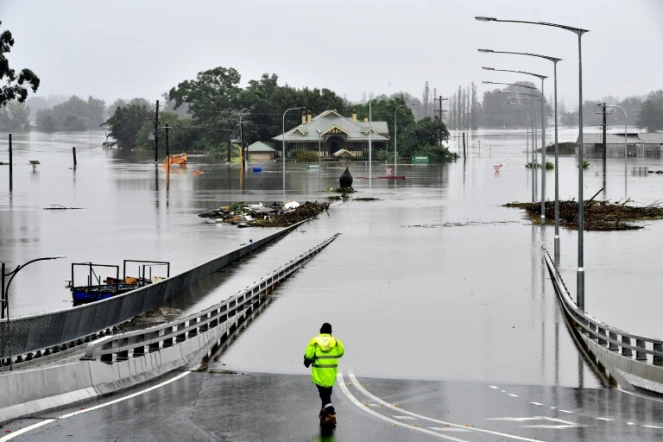 Un pont sous les eaux, le 23 mars 2021 à Windsor, dans les environs de Sydney, en Australie