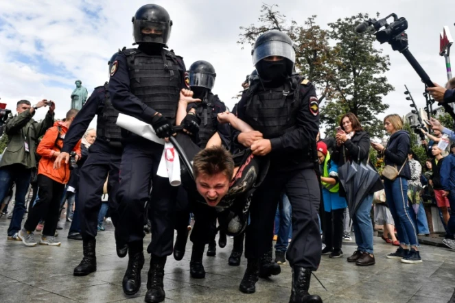 Arrestation par la police russe d'un manifestant pendant un rassemblement interdit, à Moscou le 3 août 2019