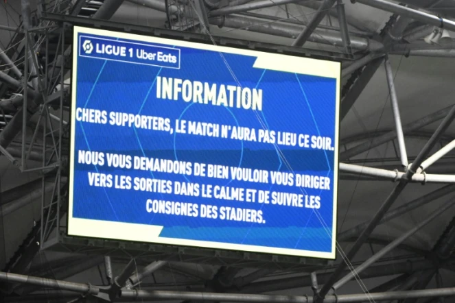 Le message sur un panneau lumineux au stade Vélodrome annonçant l'annulation du match OM-OL de Ligue 1 après des incidents le 29 octobre 2023 à Marseille