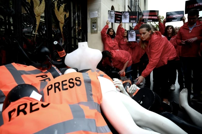 Mannequins démembrés portant le brassard "press" déposés par Reporters sans Frontières devant le consulat d'Arabie saoudite à Paris le 1er octobre 2019