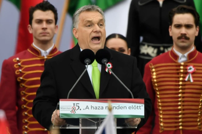 Le Premier ministre hongrois Viktor Orban s'adresse à ses partisans le 15 mars 2018 devant le Parlement à Budapest