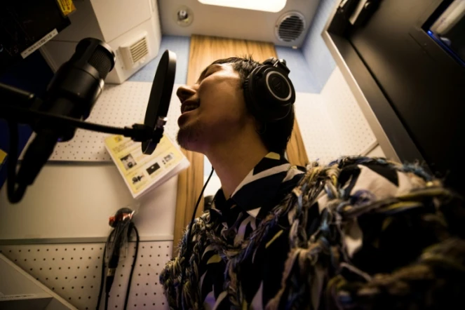 Masaki Kitakoga, 33 ans, chante tout seul dans une cabine de karaoké à Tokyo, le 26 septembre 2018
