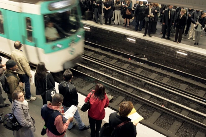 Des Parisiens attendent le métro