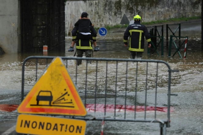 Deux pompiers intreviennent pour venir en aide à une personne à Meung-sur-Loire près d'Orléans (Loiret), le 31 mai 2016