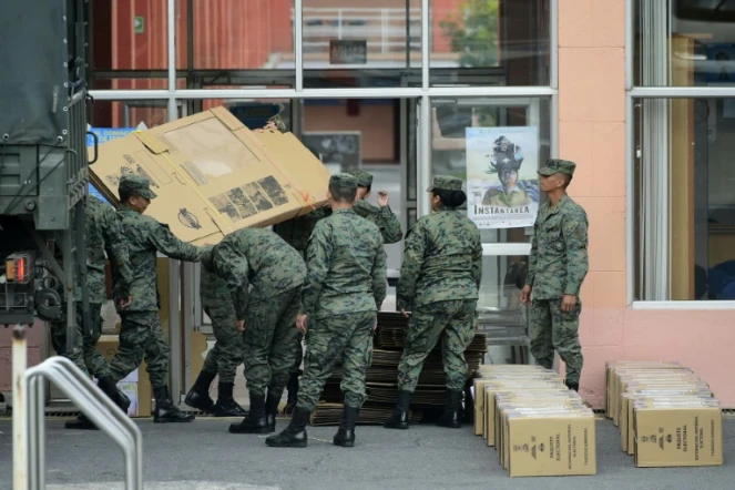 Des militaires apportent du matériel électoral aux différentes bureaux de vote de Quito, la veille de l'élection présidentielle, le 18 février 2017 en Equateur