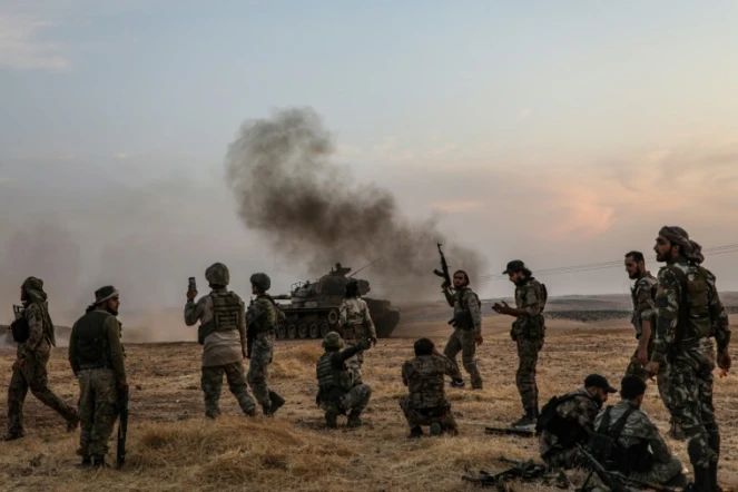Des soldats turcs et des combattants syriens alliés se rassemblent sur les abords de la ville de Minbej, dans le nord de la Syrie, près de la frontière turque, le 14 octobre 2019