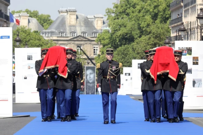 Les cerceuils de Simone et Antoine Veil portés rue Soufflot en direction du Panthéon, le 1er juillet 2018