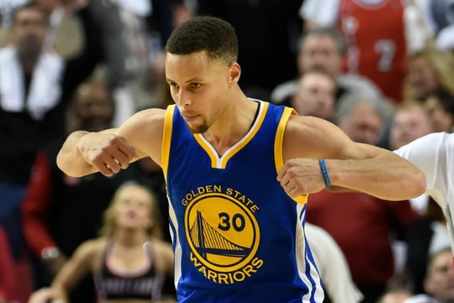 Stephen Curry célèbre un tir réussi lors des prolongations du match 4 des demi-finales de la conférence Ouest, le 9 mai 2016 à Portland