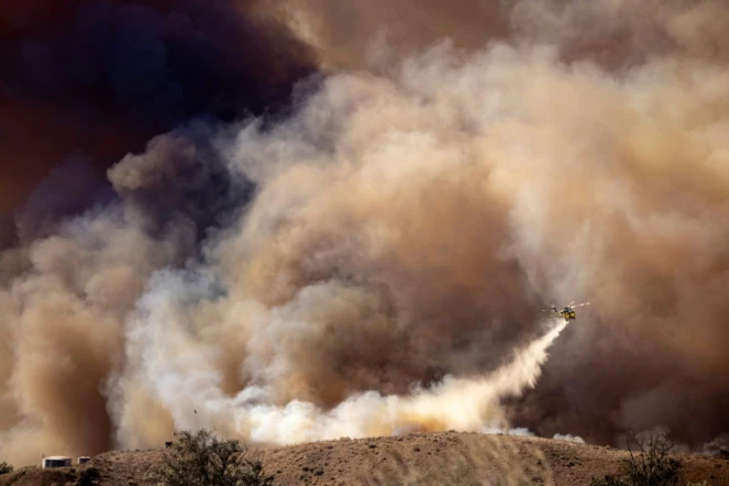 Un hélicoptère lutte contre les flammes du "Mountain Fire", à Moorpark, dans la région de Los Angeles, le 7 novembre 2024 en Californie