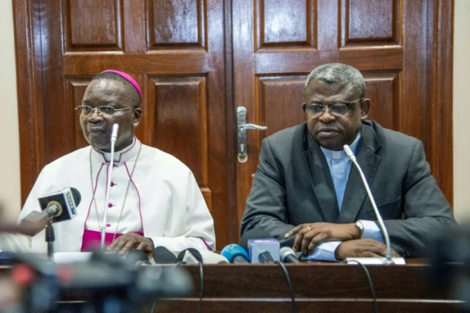 Le Président de la Conférence Episcopale Nationale du Congo (CENCO), Mgr Marcel Utembi, (G) et l'Abbé Donatiuen N'shole, secrétaire général de la CENCO, lors d'une réunion le 30 décembre 2016 à Kinshasa