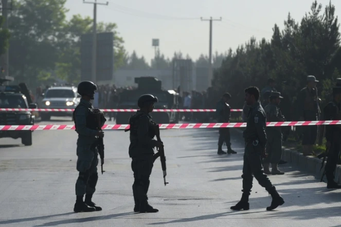 Des policiers afghans sur le site d'une attaque suicide, le 20 juin 2016 à Kaboul