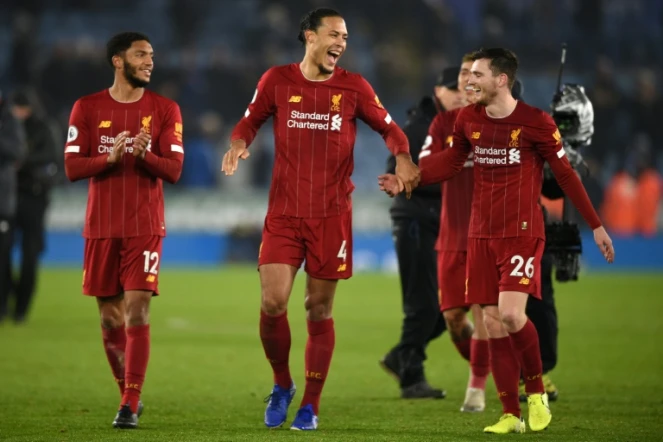 Les joueurs de Liverpool Joe Gomez (g), Virgil van Dijk (c) et Andrew Robertson heureux après leur victoire 4-0 à Leicester, le 26 décembre 2019 