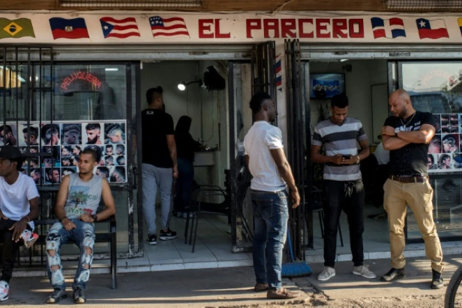 Des Haïtiens devant un salon de coiffure afro à Quilicura, près de Santiago, le 24 avril 2018