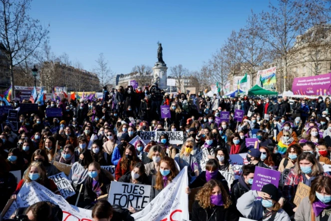 Manifestation pour les droits des femmes place de la République à Paris, le 7 mars 2021