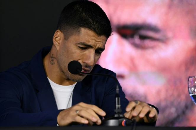 Le footballeur Luis Suarez pleure en annonçant son départ lors d'une conférence de presse au Centenario Stadium de Montevideo, le 2 septembre 2024 