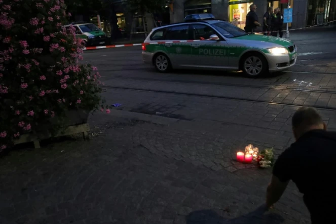 Fleurs et des bougies en hommage aux victimes d'une attaque meurtrière dans le centre-ville de Wuerzburg, dans le sud de l'Allemagne, le 25 juin 2021

