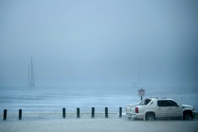 Une voiture stationnée à Panama City (Floride) le 10 octobre 2018, avec la mer qui envahit le parking avant l'arrivée de l'ouragan Michael