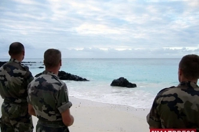 Des militaires français, intégrés au dispositif de secours, sur la plage de Galawa en Grande Comore