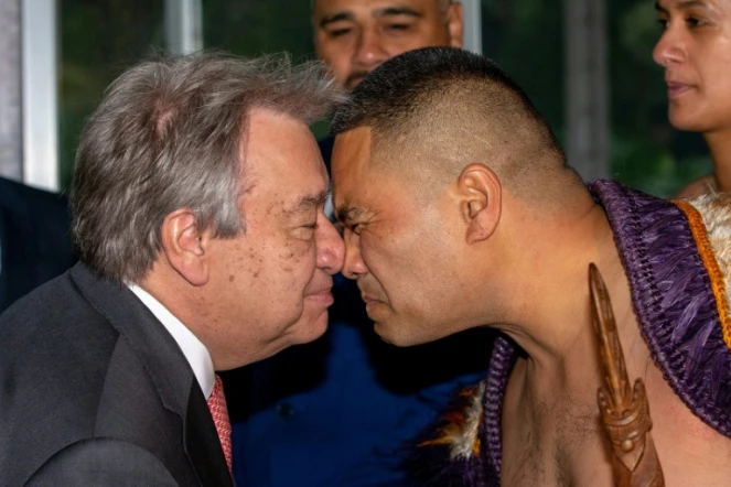 Le secrétaire général de l'ONU Antonio Guterres est en Nouvelle-Zélande avant de se rendre notamment à Fidji, dans le cadre d'une tournée destinée à parler des défis liés au changement climatique. Dans cette photo du 12 mai 2019, à Auckland, M. Guterres participe à une cérémonie d'accueil Maori.