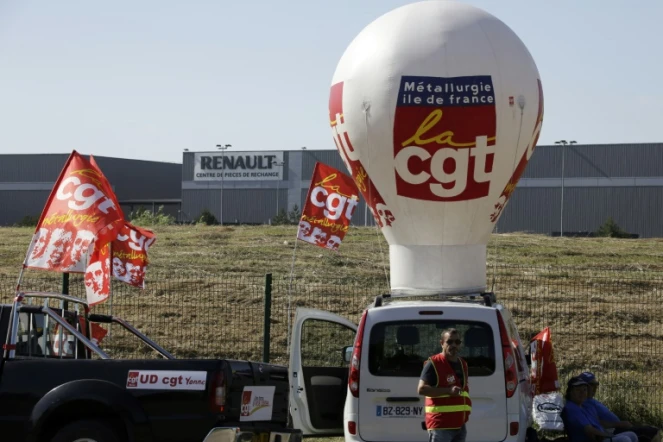 Des salariés de l'équipementier automobile GM&S devant le site de Renault à Villeroy, dans l'Yonne, le 18 juillet 2017