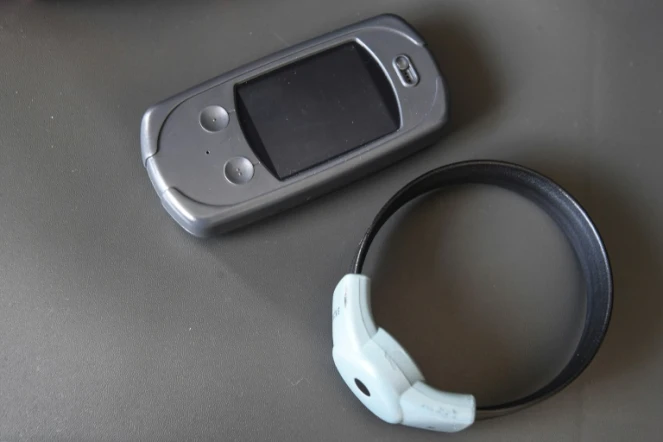 Un dispositif anti-rapprochement - bracelet pour l'auteur, récepteur pour la victime - présenté à Pontoise, le 24 septembre 2020