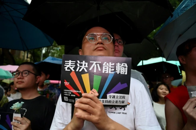 Des partisans du mariage gay rassemblés devant le Parlement, le 17 mai 2019 à Taipei, à Taïwan