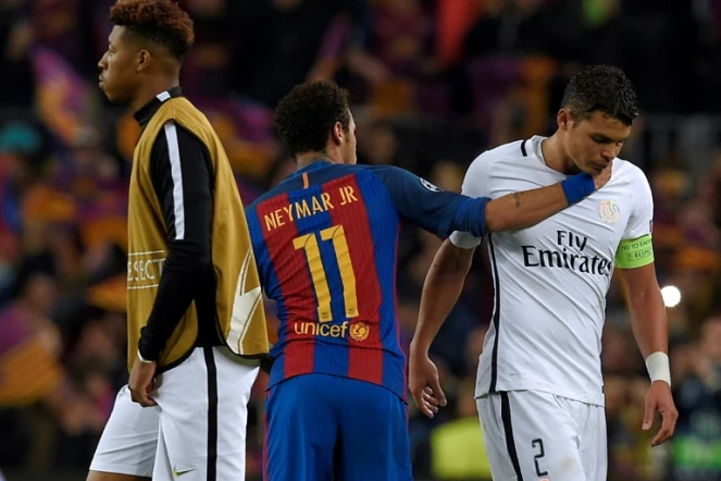 La déception du capitaine du Paris SG Thiago Silva, éliminé en Ligue des champions par le Barça de son compatriote Neymar, le 8 mars 2017 au Camp Nou