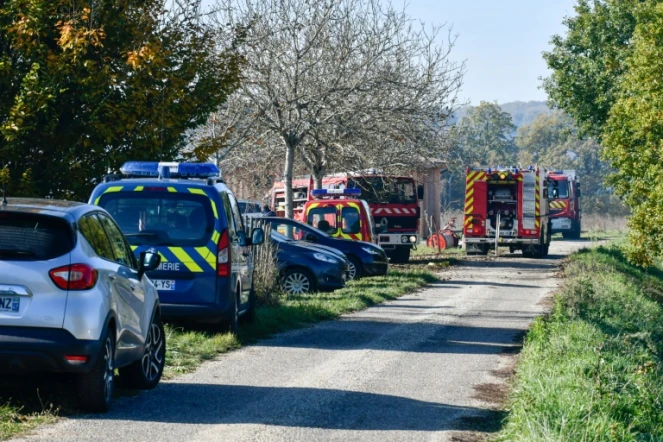 Gendarmes et pompiers sur le site d'un incendie à Bazens, dans le Lot-et-Garonne, le 17 novembre 2017