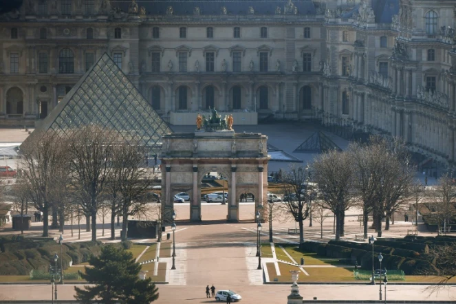 Photo de la pyramide du Louvre et de l'arc de triomphe du Carrousel le 3 février 2017 à Paris après l'attaque contre des militaires en faction par un homme armé d'une machette