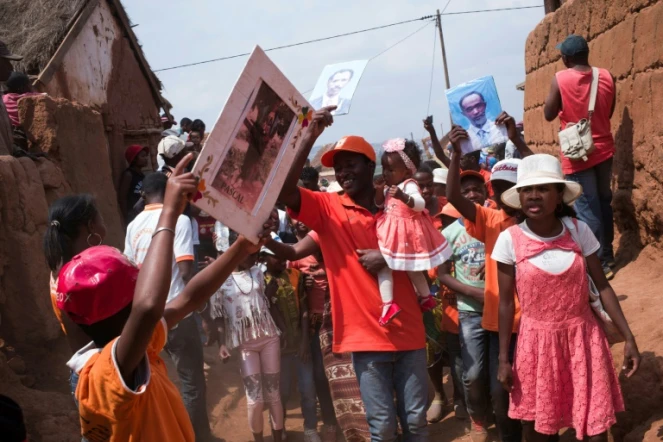 Cérémonie du "famadihana", ou du "retournement des morts", pièce essentielle du culte des ancêtres dans le village d'Ambohijafy, à Madagascar, le 23 septembre 2017