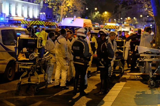 Des sauveteurs et des membres des forces de l'ordre à Paris, dans la nuit du 13 au 14 novembre 2015
