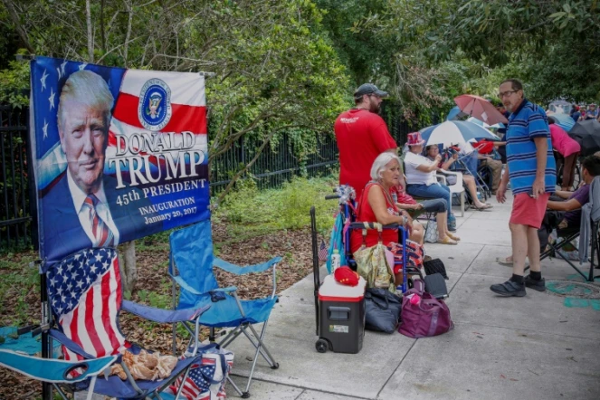 Des partisans de Donald Trump attendent près du Amway Center l'arrivée du président américain, le 17 juin 2019 à Orlando, en Floride