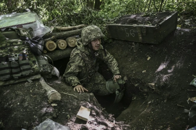 Un soldat émerge d'un abri sur la ligne de front, dans l'est de l'Ukraine, le 6 juin 2022