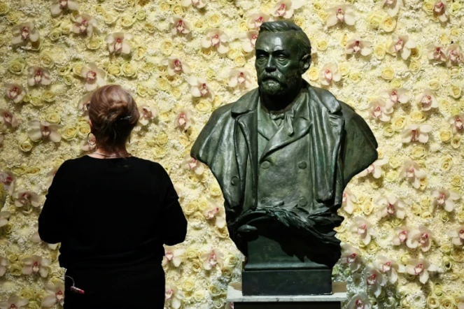 Une femme devant le buste d'Alfred Nobel, le fondateur du prix qui porte son nom, à Stockholm, le 10 décembre 2019