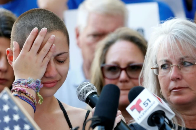 Emma Gonzalez, élève du lycée de Floride frappé par le tuerie, pendant son discours interpellant Donald Trump lors d'un rassemblement contre les armes à Fort Lauderdale le 17 février 2018 