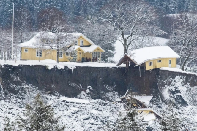 Une maison en équilibre à Ask dans la région de Gjerdrum, après un glissement de terrain, le 1er janvier 2021