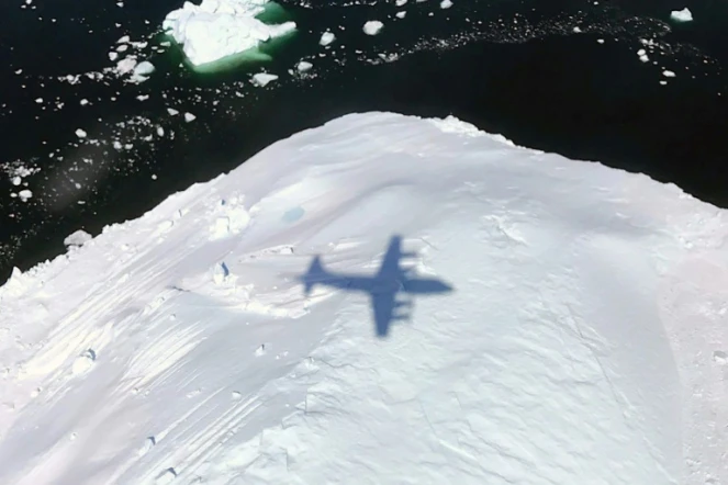 Un avion P-3 de la Nasa mesure l'épaisseur d'un iceberg dans l'Arctique, le 10 mai 2017