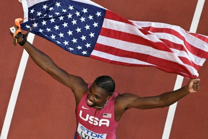 L'Américain Noah Lyles célèbre sa victoire en finale du 100 m masculin lors des Championnats du monde d'athlétisme au Centre national d'athlétisme de Budapest, le 20 août 2023