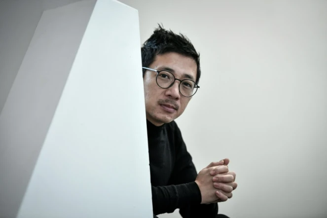L'artiste d'origine vietnamienne Bao Vuong pose à la galerie A2Z à Paris le 13 janvier 2022