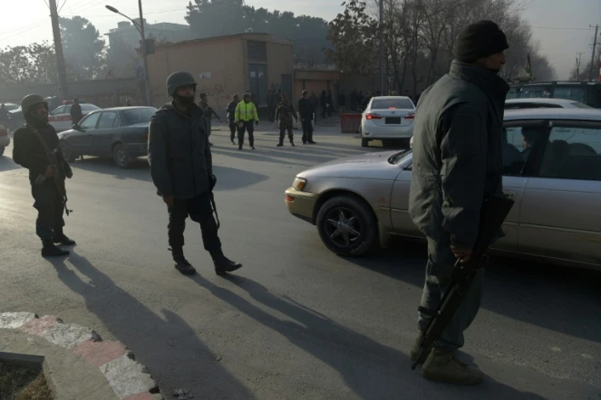 Des forces de sécurité afghanes bloquent une route après un attentat à Kaboul, le 25 décembre 2017