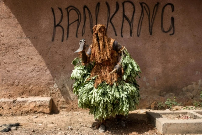 Un homme en costume traditionnel kankurang lors du festival kankurang à Janjanbureh, le 27 janvier 2024 dans l'est de la Gambie