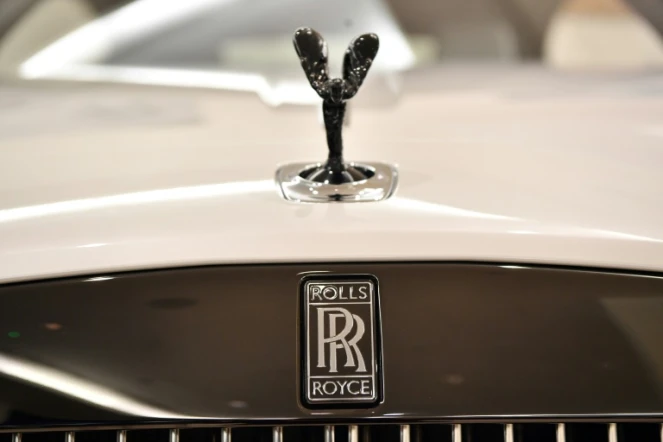 L'emblème et le logo Rolls-Royce sur le capot d'une Wraith Black Badge dans le showroom du centre de Londres, le 9 janvier 2019
