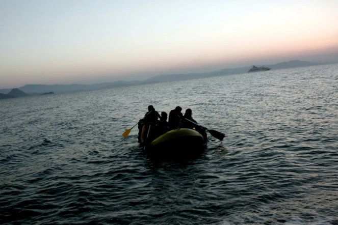 Des migrants arrivent sur l'île grecque de Kos sur un petit bateau pneumatique, le 19 août 2015