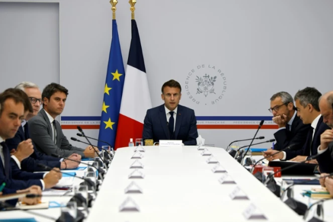 Le président Emmanuel Macron (au centre), flanqué du Premier ministre Gabriel Attal (3e à gauche), du ministre de l'Économie Le Maire (2e à gauche), du ministre français des Armées Sébastien Lecornu (à gauche) et du ministre de l'Intérieur et outre-mer Gérald Darmanin (2e à droite), au palais présidentiel de l'Elysée à Paris, le 16 mai 2024