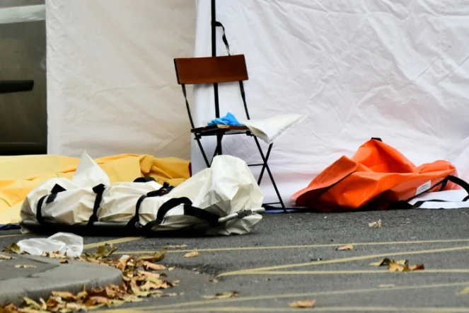 Le corps d'une personne tuée lors de l'attaque de la rue de Charonne, sur le sol le 14 novembre 2015 à Paris