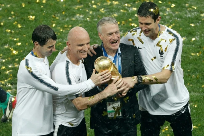 Le bonheur du sélectionneur Didier Deschamps avec son staff technique ravis du titre de champion du monde, le 15 juillet 2018 à Moscou