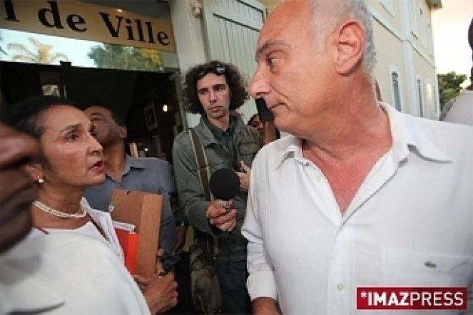 Mardi 11 août 2009

Huguette Bello fait face à Alain Bénard et à ses partisans à la mairie de Saint-Paul