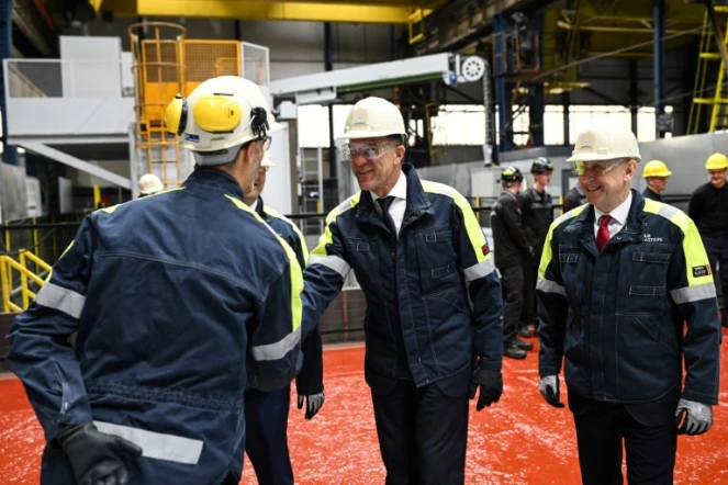 Le secrétaire général de l'Otan Mark Rutte (c) et le ministre britannique de la Défense John Healey (d) visitent l'entreprise publique de défense Sheffield Forgemasters, le 9 juin 2025 à Sheffield, dans le nord de l'Angleterre